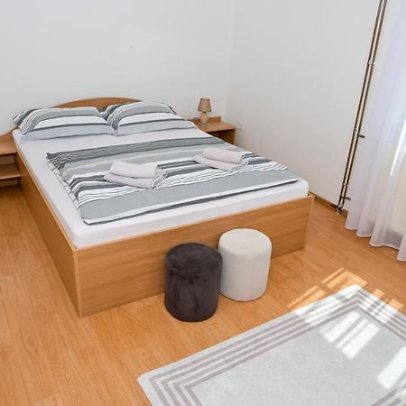 Apartments Dora Яйце Екстериор снимка