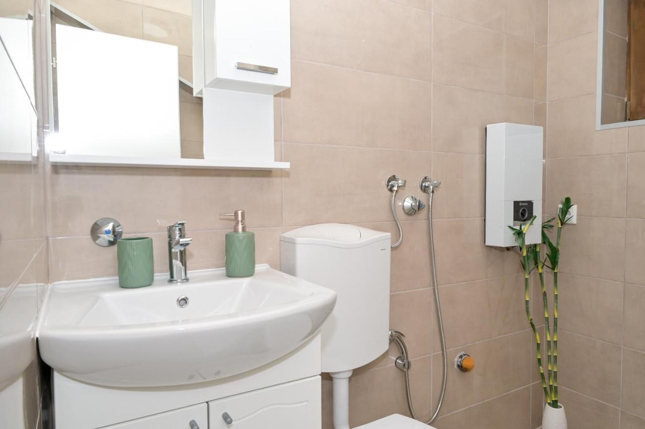 Apartments Dora Яйце Екстериор снимка