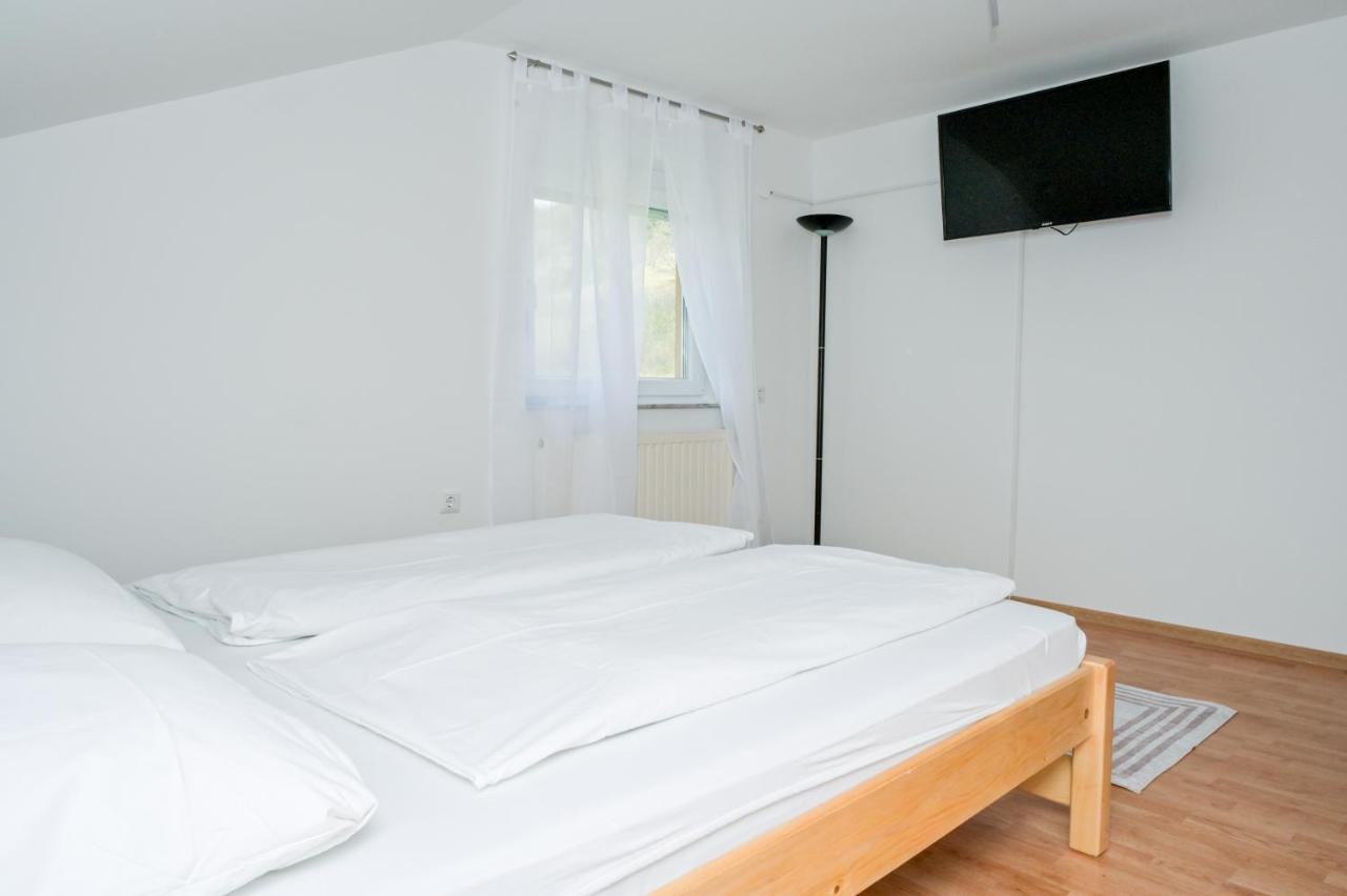 Apartments Dora Яйце Екстериор снимка