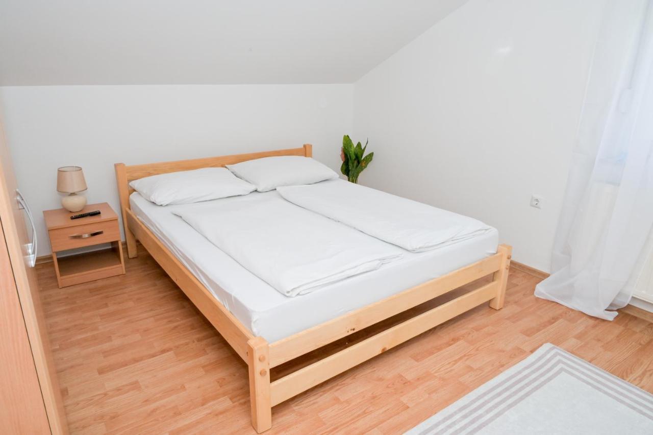 Apartments Dora Яйце Екстериор снимка