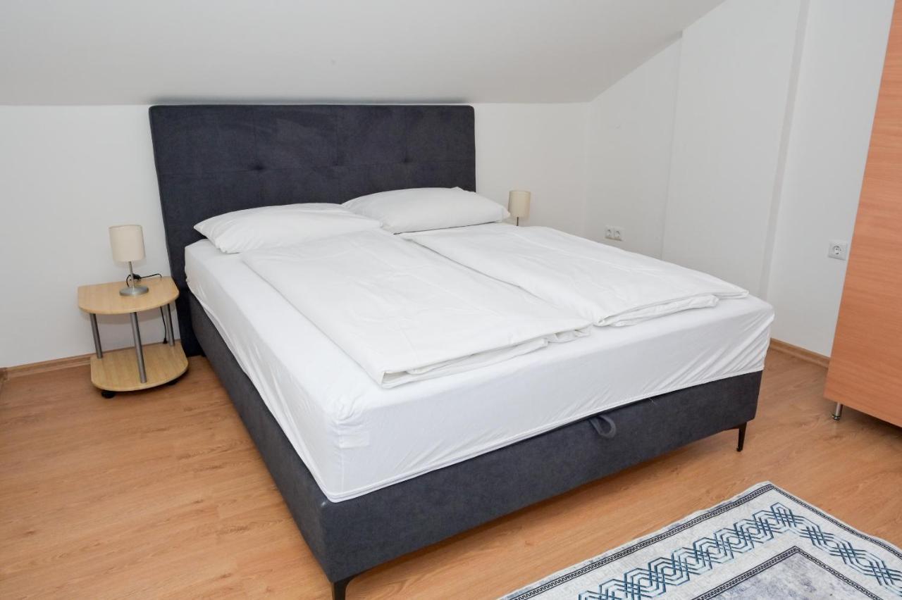 Apartments Dora Яйце Екстериор снимка